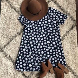✨5/$25✨ Old Navy Blue Daisy Dress. Size L